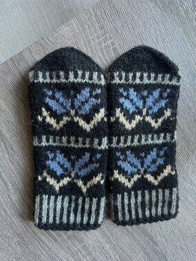 Handmade Artisan Nordic Knit Gloves • Cozy Scandinavian Winter Wear